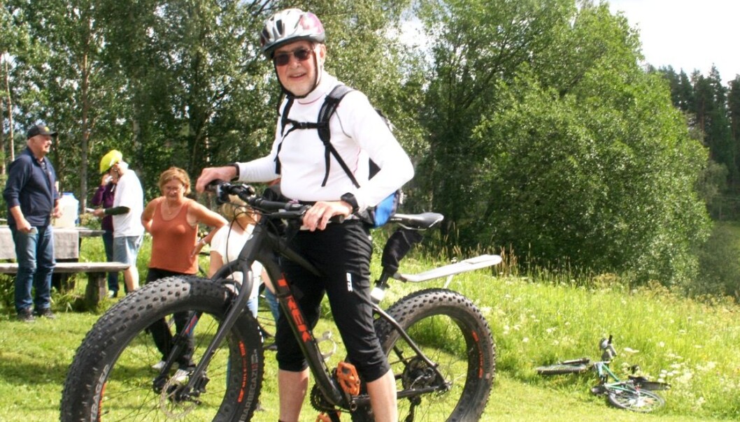 Björn Förberger och fat-biken vid saftkontrollen. ” Jag heter Förberger efter Förberg i Gällö”, rapporterade han. Björn Förberger och fat-biken vid saftkontrollen. ” Jag heter Förberger efter Förberg i Gällö”, rapporterade han.