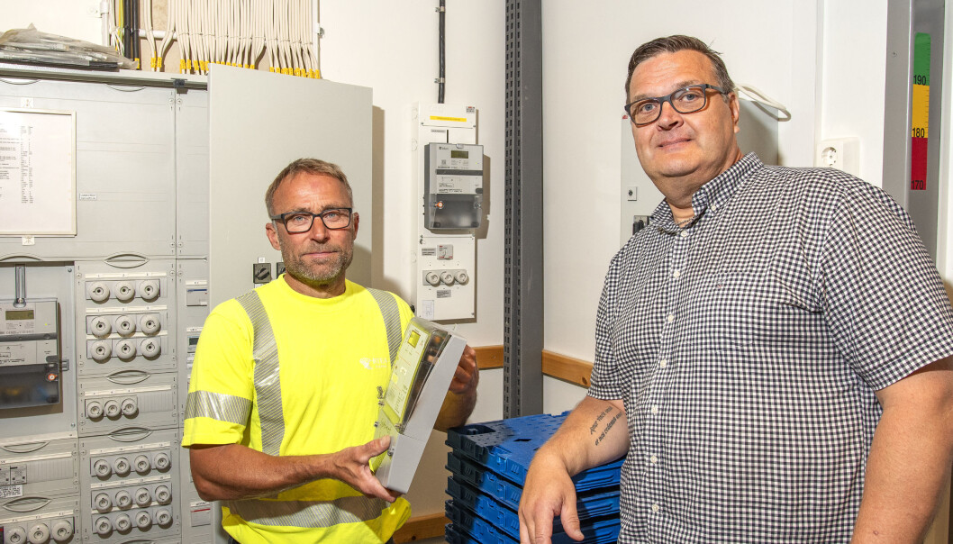 Efterlängtad var elmontören Peter Göransson från BTEA som precis hunnit byta mätaren och därmed fått i gång elektriciteten på Systembolaget i Svenstavik. Här tillsammans med Mika Vurestedt områdeschef på Systembolaget i Jämtland, Härjedalen och södra Lappland. Efterlängtad var elmontören Peter Göransson från BTEA som precis hunnit byta mätaren och därmed fått i gång elektriciteten på Systembolaget i Svenstavik. Här tillsammans med Mika Vurestedt områdeschef på Systembolaget i Jämtland, Härjedalen och södra Lappland.