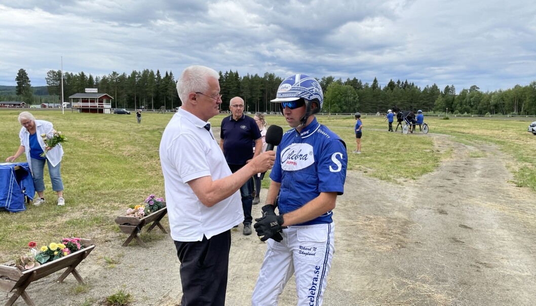 Premiärloppet vanns av Secret of Joy och körsvenen Rikard Skoglund som säger att Hotingtravet är årets höjdpunkt. Här intervjuad av konferencieren och travtränaren Anders Lindqvist. Premiärloppet vanns av Secret of Joy och körsvenen Rikard Skoglund som säger att Hotingtravet är årets höjdpunkt. Här intervjuad av konferencieren och travtränaren Anders Lindqvist.