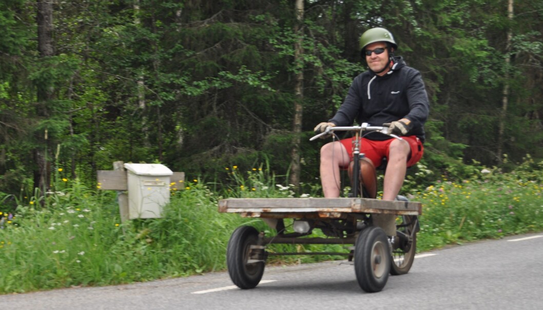 -Jodå, det är lite filat på rätt ställe. Och ljuddämparen är modifierad, om jag säger så. Det gäller ju att få effekt på rätt ställe, skrattar Kenneth Jonasson från Sved en bit söder om Hammerdal. -Jodå, det är lite filat på rätt ställe. Och ljuddämparen är modifierad, om jag säger så. Det gäller ju att få effekt på rätt ställe, skrattar Kenneth Jonasson från Sved en bit söder om Hammerdal.
