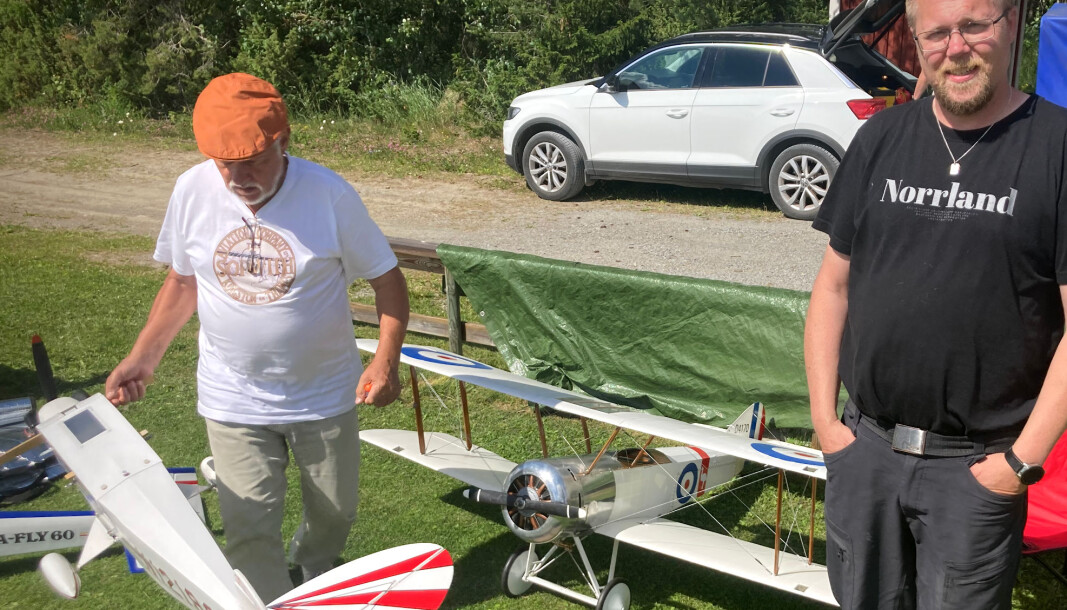 Mikael Olsson är Östersunds Modellflygklubbs ordförande. Till vänster fixar Kaj Olson med ett av sina modellflyg. På marken står Kajs Sopwitch Pup. Mikael Olsson är Östersunds Modellflygklubbs ordförande. Till vänster fixar Kaj Olson med ett av sina modellflyg. På marken står Kajs Sopwitch Pup.