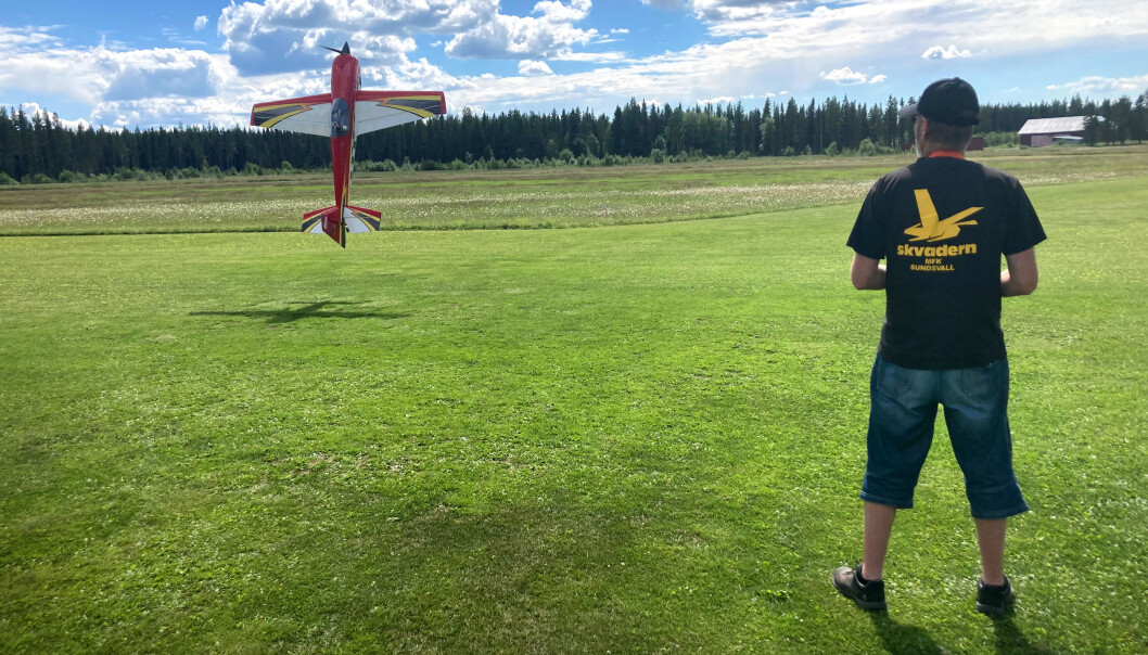 Robert Vermelin flyger sitt modellflyg Slick 580. Robert Vermelin flyger sitt modellflyg Slick 580.