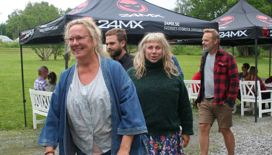 Kajsa Linderholm och Stina Wollter på väg att hämta sina tallrikar Kajsa Linderholm och Stina Wollter på väg att hämta sina tallrikar