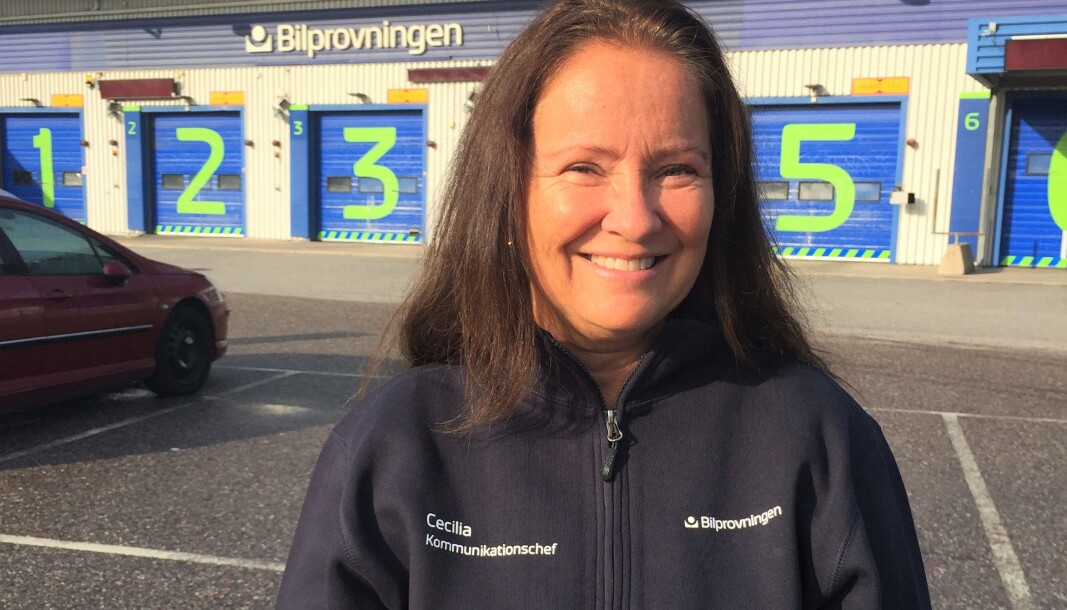 Cecilia: Cecilia Blom Hesselgren, kommunikationschef på Bilprovningen, säger att det råder högt tryck hos Bilprovningen. Cecilia: Cecilia Blom Hesselgren, kommunikationschef på Bilprovningen, säger att det råder högt tryck hos Bilprovningen.