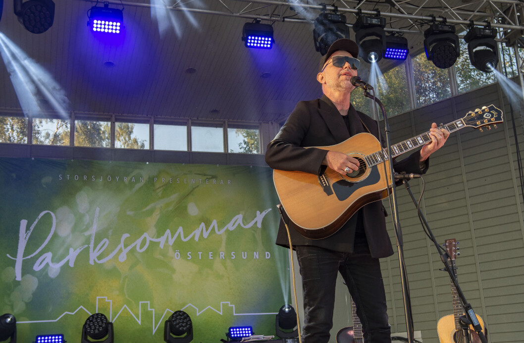 Ett ensamt “välkommen” från en kvinnoröst i publiken hälsar Tomas Andersson Wij när han äntrar scenen i Badhusparken. Ett ensamt “välkommen” från en kvinnoröst i publiken hälsar Tomas Andersson Wij när han äntrar scenen i Badhusparken.