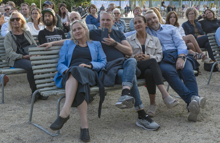 Katarina Rhensbo, Jörgen Persson, Annalena Holst Rhede och Johan Rhede satt längst fram och var extatiska efter spelningen. Katarina Rhensbo, Jörgen Persson, Annalena Holst Rhede och Johan Rhede satt längst fram och var extatiska efter spelningen.