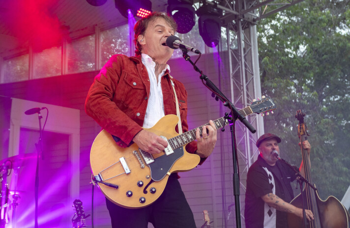 Regnet uteblev och i stället bjöds publiken på svensk blueskavalkad signerad Nisse Hellberg med band. Regnet uteblev och i stället bjöds publiken på svensk blueskavalkad signerad Nisse Hellberg med band.