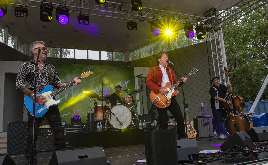 Publiken bjöds på svensk blueskavalkad signerad Nisse Hellberg med band. Publiken bjöds på svensk blueskavalkad signerad Nisse Hellberg med band.
