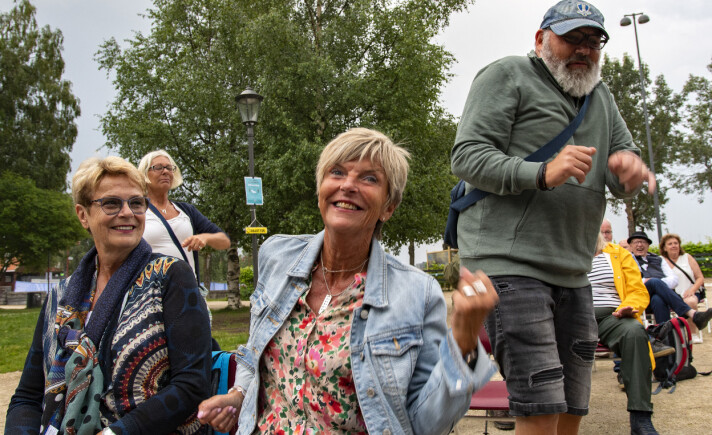 Några ur publiken som dansade och rockade rejält var Carina Robertsson och Rolf Nilsson från Skåne. – Han var fantastisk som alltid! Man vill upp och dansa, säger Carina. I förgrunden två Östersundsdamer som ryktes med och sittdansade. Några ur publiken som dansade och rockade rejält var Carina Robertsson och Rolf Nilsson från Skåne. – Han var fantastisk som alltid! Man vill upp och dansa, säger Carina. I förgrunden två Östersundsdamer som ryktes med och sittdansade.
