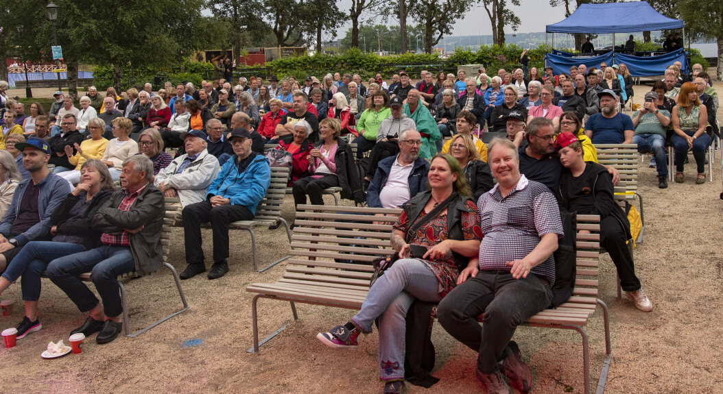 Nära fullsatt i Badhusparken när Nisse Hellberg med band bjöd på drivig surfig blues. Nära fullsatt i Badhusparken när Nisse Hellberg med band bjöd på drivig surfig blues.