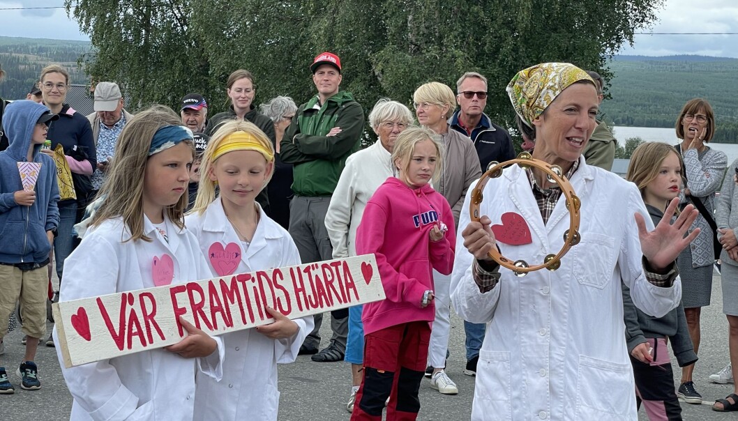 Ida Collin, t.h., ordförande i Övre Tåsjödalens Framtidsförening, med sina små lottor som ingår i Tåsjödalens Fria Lottakår som med besökarnas hjälp skapade en kärleksbomb över Norråker. Ida Collin, t.h., ordförande i Övre Tåsjödalens Framtidsförening, med sina små lottor som ingår i Tåsjödalens Fria Lottakår som med besökarnas hjälp skapade en kärleksbomb över Norråker.