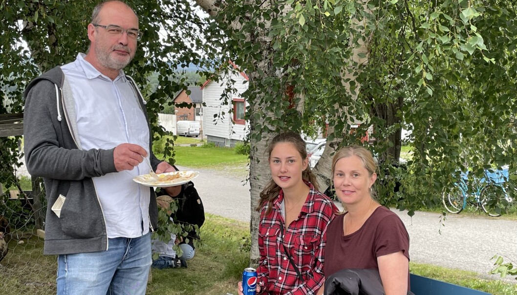 Fr.v. Joakim Ödeen, Jennifer Ödeen och Anneli Snar är stockholmare på besök i Norråker. Annelis farmor var född i Tåsjö och det är här Anneli känner sig som mest hemma. Fr.v. Joakim Ödeen, Jennifer Ödeen och Anneli Snar är stockholmare på besök i Norråker. Annelis farmor var född i Tåsjö och det är här Anneli känner sig som mest hemma.