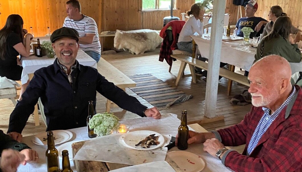 Det var flera sommarbesökare som tog tillfället i akt att sitta ner och äta pizza i den annorlunda gårdsmiljön. Det var flera sommarbesökare som tog tillfället i akt att sitta ner och äta pizza i den annorlunda gårdsmiljön.