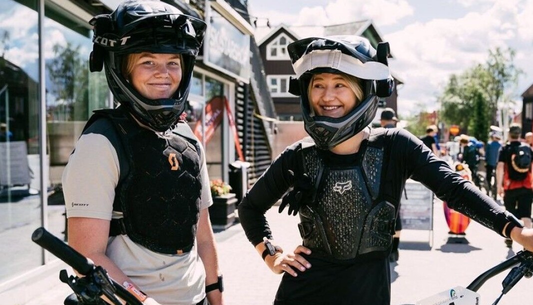Glada cykeltjejer på Åre Torg. Foto: Åre Bergscyklister Glada cykeltjejer på Åre Torg. Foto: Åre Bergscyklister