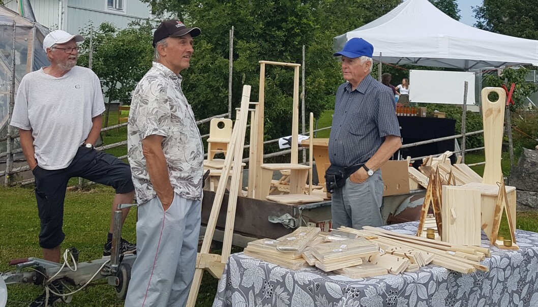 B-O Nydalen och Allan Westberg, båda från Borgen beundrade Gunnar Perssons, Myrviken träsniderier B-O Nydalen och Allan Westberg, båda från Borgen beundrade Gunnar Perssons, Myrviken träsniderier