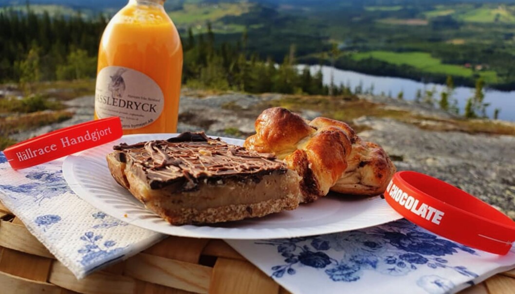 Besökarna utrustas med pic-nic-korg och filt på vägen uppför Hällberget, korgen fyller de med hemgjord fika och kaffe serveras på toppen av Hällberget. Besökarna utrustas med pic-nic-korg och filt på vägen uppför Hällberget, korgen fyller de med hemgjord fika och kaffe serveras på toppen av Hällberget.