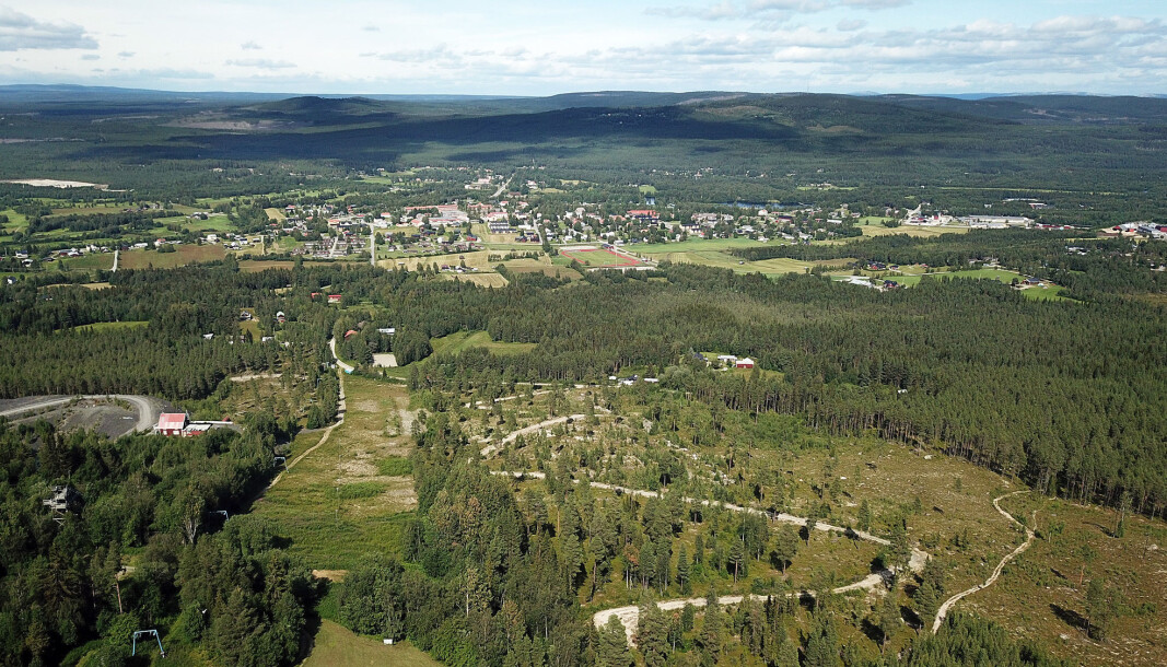 Vägen och större delen vatten-avloppsledningar är redan klara. Nu säljer Hede IK tomtområdet vid slalombacken i byn. Foto: Håkan Persson Vägen och större delen vatten-avloppsledningar är redan klara. Nu säljer Hede IK tomtområdet vid slalombacken i byn. Foto: Håkan Persson