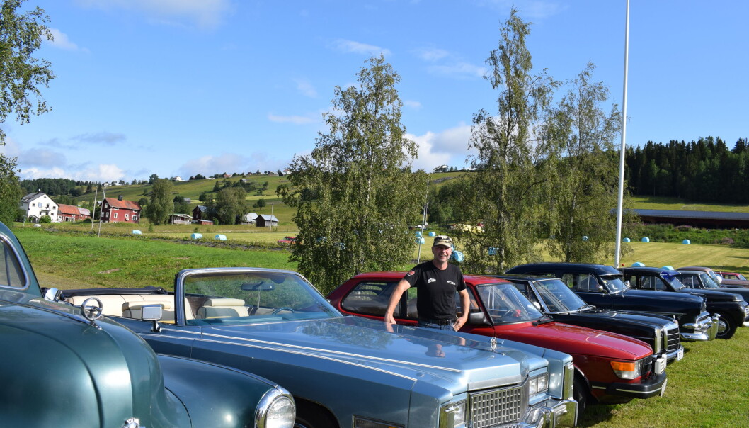 Bland alla veteranbilar syntes en blå Cadillac Eldorado från 1975, här med ägaren Rolf Henriksson från Kvitsle. Bland alla veteranbilar syntes en blå Cadillac Eldorado från 1975, här med ägaren Rolf Henriksson från Kvitsle.