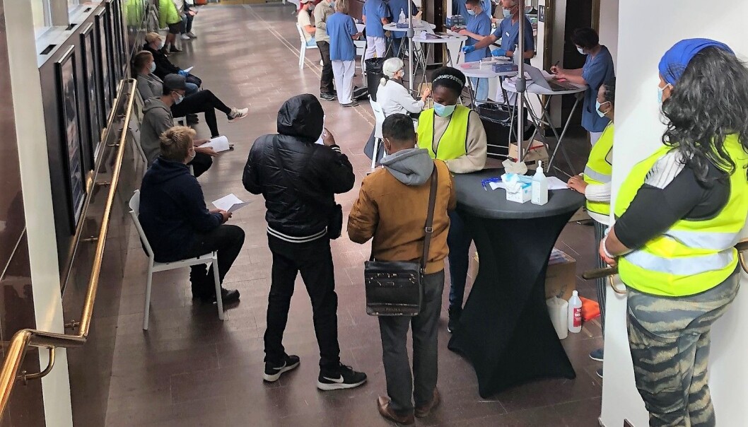 Det var många som ville vaccinera sig i fredags när Region Jämtland Härjedalen erbjöd vaccin på Storsjöteatern i Östersund. Det var många som ville vaccinera sig i fredags när Region Jämtland Härjedalen erbjöd vaccin på Storsjöteatern i Östersund.