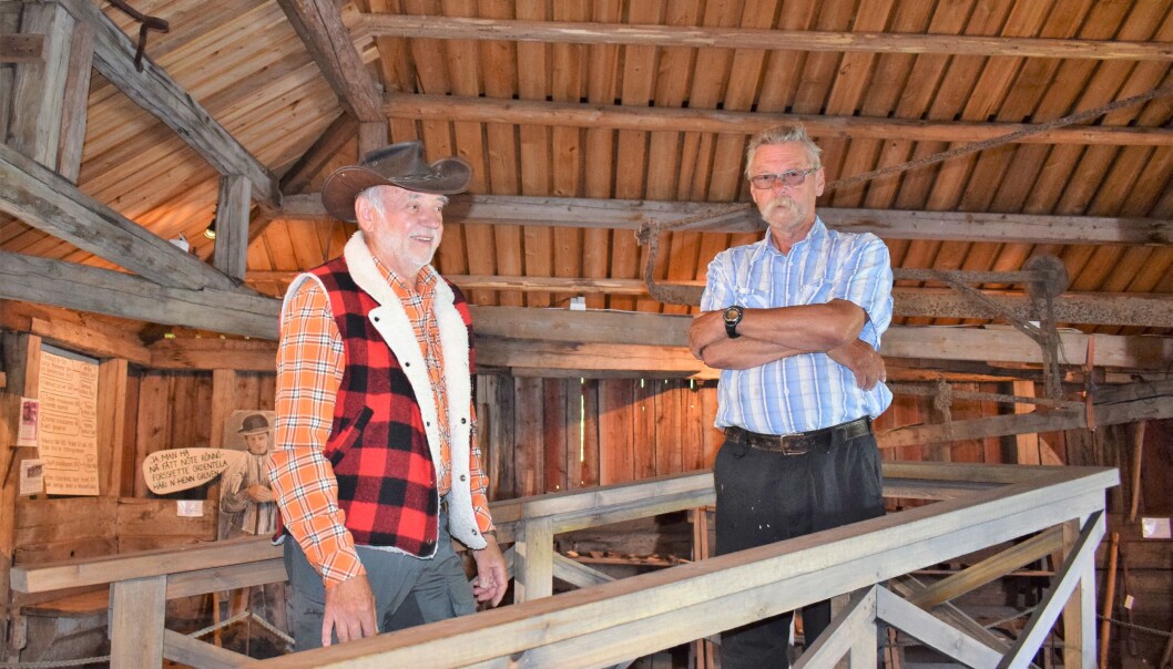 Ingemar Norman (i hatt) berättade kunnigt om den unika mulltimmershyttan från 1800-talet för intresserade besökaren Lennart Duvseth från Östersund. Ingemar Norman (i hatt) berättade kunnigt om den unika mulltimmershyttan från 1800-talet för intresserade besökaren Lennart Duvseth från Östersund.