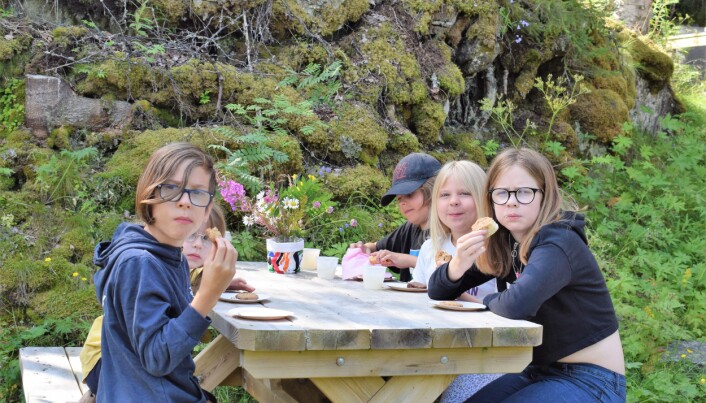 Ett gäng barn från Kaxås och Krokom lät sig väl smaka av kakorna. Några av dem var här för första gången. Ett gäng barn från Kaxås och Krokom lät sig väl smaka av kakorna. Några av dem var här för första gången.