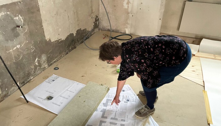 Elisabeth Björklund beskriver planritningarna som innehåller trinett, handikapptoalett, förråd, städskrubb samt väggar med ljudisolerat glas. Elisabeth Björklund beskriver planritningarna som innehåller trinett, handikapptoalett, förråd, städskrubb samt väggar med ljudisolerat glas.