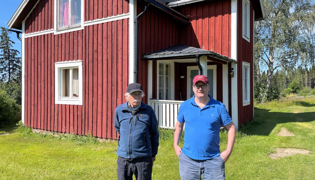 Göran Nordkvist och Tomas Persson, ättlingar till invånarna i Sunnansjö by, framför den gamla affären som ger tak till häckande tornfalkar. Gården har varit i familjens ägo i 200 år. Göran är den enda fast bosatta i närheten av det planerade täktområdet, men blev inte kontaktad av bolaget. Han oroar sig för att en bergtäkt skulle riskera att förorena dricksvattnet från sjöarna som länkas i ett vattensystem från fjällen till kusten. Göran Nordkvist och Tomas Persson, ättlingar till invånarna i Sunnansjö by, framför den gamla affären som ger tak till häckande tornfalkar. Gården har varit i familjens ägo i 200 år. Göran är den enda fast bosatta i närheten av det planerade täktområdet, men blev inte kontaktad av bolaget. Han oroar sig för att en bergtäkt skulle riskera att förorena dricksvattnet från sjöarna som länkas i ett vattensystem från fjällen till kusten.