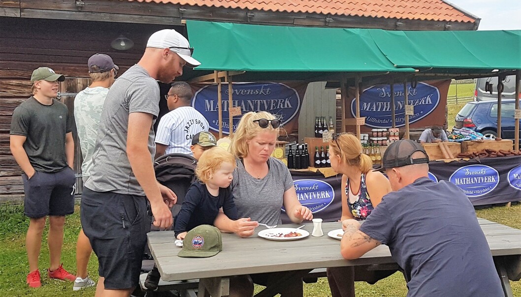 Helen och Joakim Juhlin med lilla Julia samt Fredrik och Emelie Juhlin, alla från Stockholm, njuter av nystekta kolbullar. Helen och Joakim Juhlin med lilla Julia samt Fredrik och Emelie Juhlin, alla från Stockholm, njuter av nystekta kolbullar.