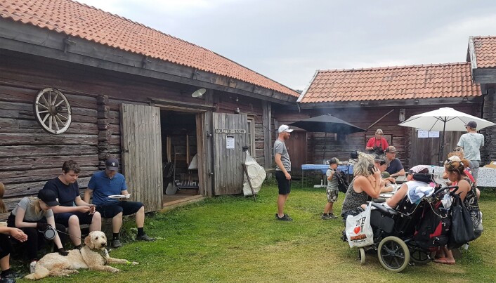 Det var många som tog en paus och njöt på vackra gården Pålletorpet under marknaden. Det var många som tog en paus och njöt på vackra gården Pålletorpet under marknaden.