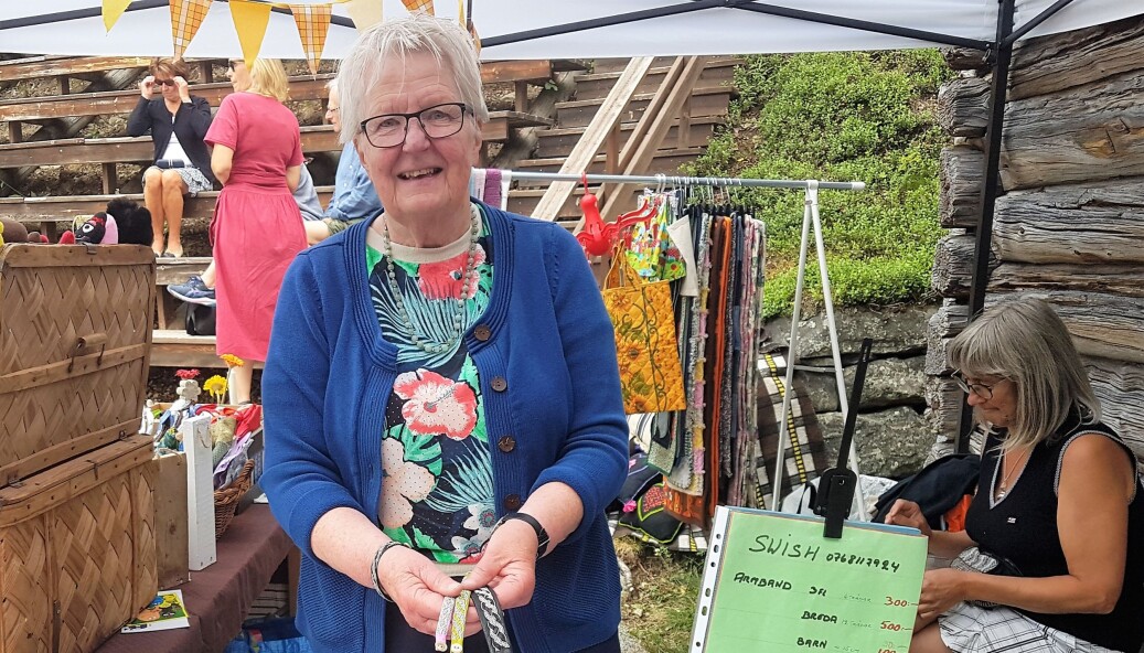 Ann-Mari Bergström med sina egentillverkade tenntrådsarmband. Ann-Mari Bergström med sina egentillverkade tenntrådsarmband.