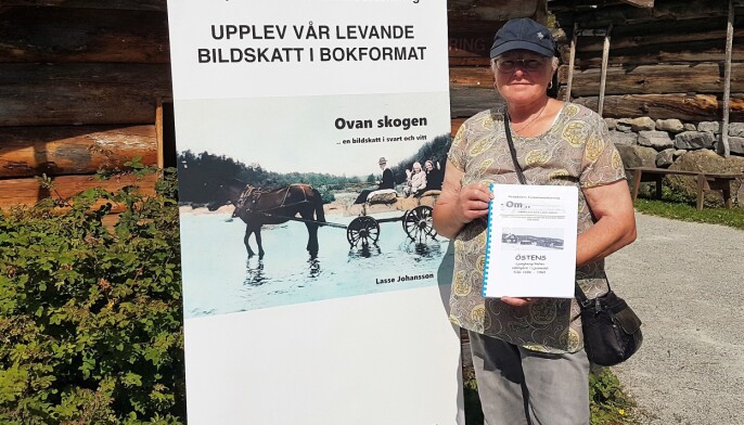 Här visar Barbro Källmark, Härjedalens Fornminnesförening, stolt upp sin bok om gamla släktgården i Ljusnedal. Här visar Barbro Källmark, Härjedalens Fornminnesförening, stolt upp sin bok om gamla släktgården i Ljusnedal.