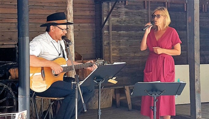 Gariella Lindvall och Stefan Ströms musikunderhållning var uppskattad av alla. Gariella Lindvall och Stefan Ströms musikunderhållning var uppskattad av alla.