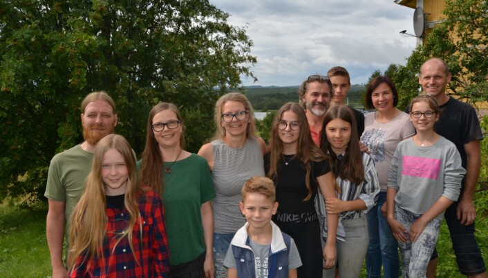 Från vänster: Marcel, Adina och Verena Meyer. Evelyne, Ylva och Andreas Amling, samt Marleen Köllmer. Konstantin, Donata, Nelly och Mathias Kauk, samt i förgrunden deras son Camillo. Från vänster: Marcel, Adina och Verena Meyer. Evelyne, Ylva och Andreas Amling, samt Marleen Köllmer. Konstantin, Donata, Nelly och Mathias Kauk, samt i förgrunden deras son Camillo.