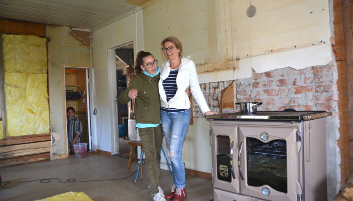 Ylva och Evelyne firar premiärbrasan i nya vedspisen, och Marleen skurar skafferiet. Ylva och Evelyne firar premiärbrasan i nya vedspisen, och Marleen skurar skafferiet.