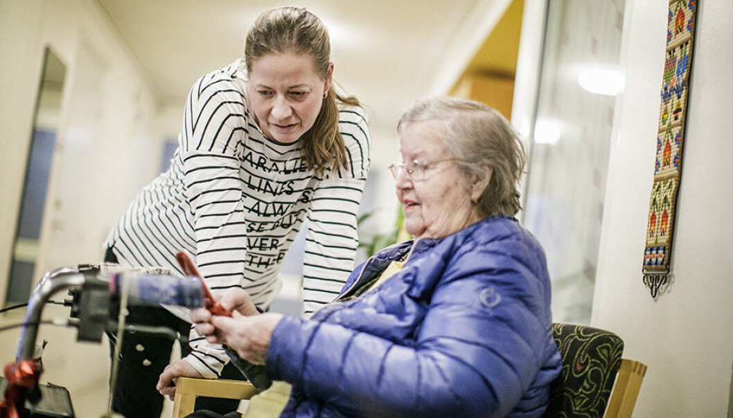 Mobila trygghetslarm gör att de äldre kan vara utomhus och mer aktiva, samtidigt som de är trygga med att kunna larma hemtjänsten om något skulle hända. Foto: Åre kommun Mobila trygghetslarm gör att de äldre kan vara utomhus och mer aktiva, samtidigt som de är trygga med att kunna larma hemtjänsten om något skulle hända. Foto: Åre kommun