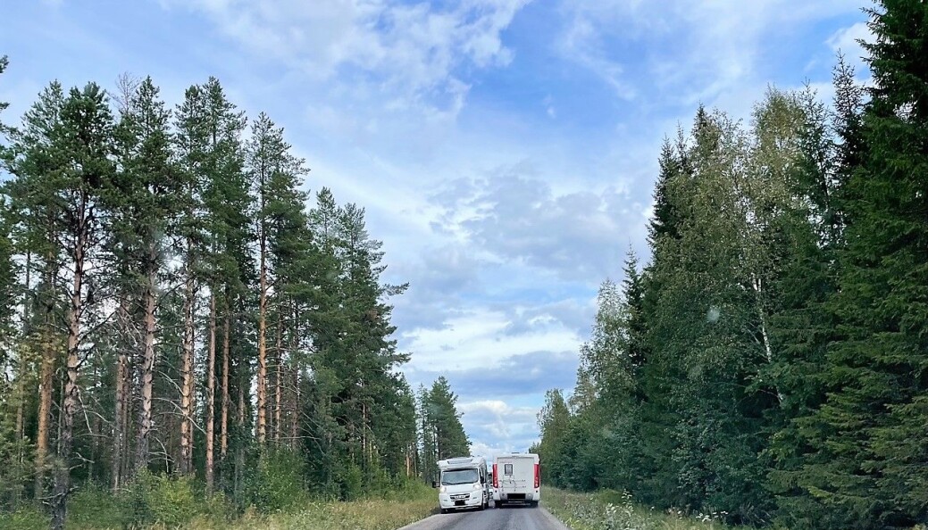 Här kolliderar husbilarna efter den smala grusväg som Trafikverket öppnat som omledningsväg när man under helgen stängt av E45 vid Strömsundsbron. Här kolliderar husbilarna efter den smala grusväg som Trafikverket öppnat som omledningsväg när man under helgen stängt av E45 vid Strömsundsbron.