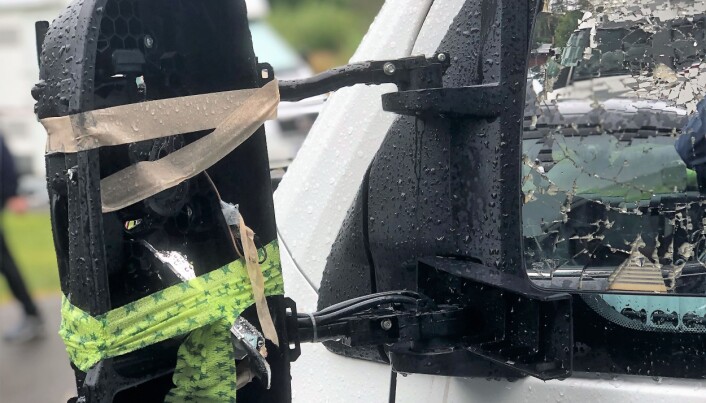 Spegeln är totalkvaddad och föraren av den andra bilen smet. Spegeln är totalkvaddad och föraren av den andra bilen smet.