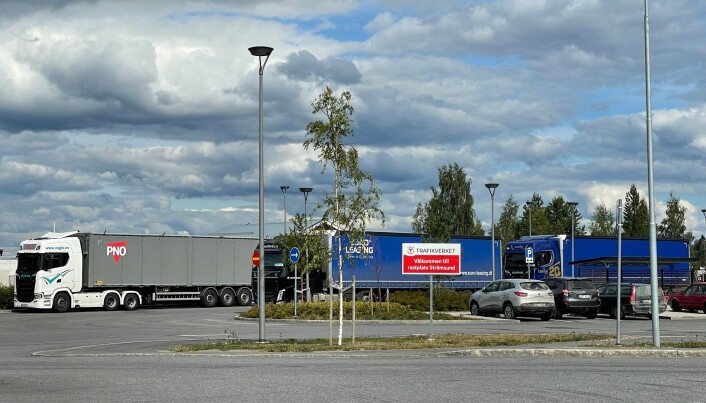 Rastplatsen vid brofästet i Strömsund var tidvis fyllt med lastbilar och fordon som passade på att ta en rast när de insåg att bron var stängd. Rastplatsen vid brofästet i Strömsund var tidvis fyllt med lastbilar och fordon som passade på att ta en rast när de insåg att bron var stängd.