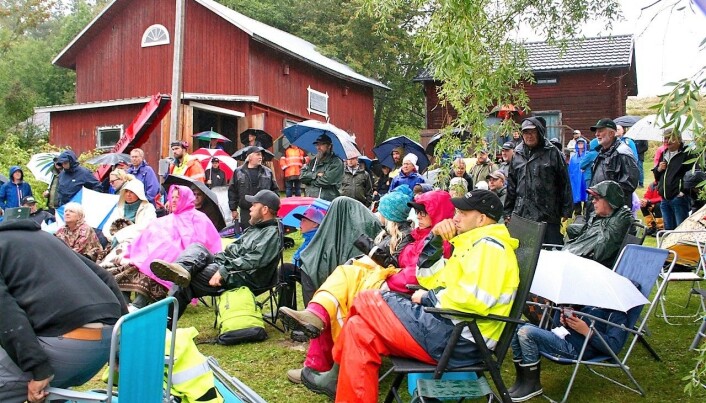 Regn och blåst hindrade inte att folk strömmade till. Regn och blåst hindrade inte att folk strömmade till.