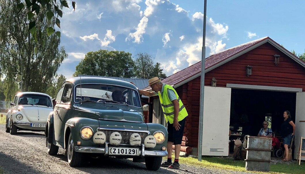 Mats Jacobsson visar veteranbilarna till parkeringsplatserna. Mats Jacobsson visar veteranbilarna till parkeringsplatserna.