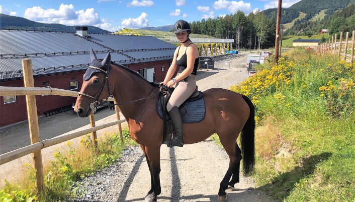 Kristina Lundmark Bakken på hästen Winchester är en av föreningens tävlingsryttare som tävlar på nationell nivå. Kristina Lundmark Bakken på hästen Winchester är en av föreningens tävlingsryttare som tävlar på nationell nivå.