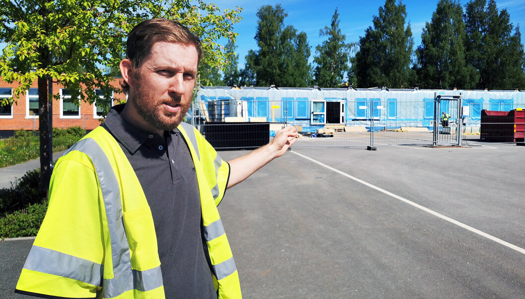 Olle Napreeff, Fastighet på Östersunds kommun är övergripande projektledare och säger att skolan kan öppna till skolstarten. På bilden visar han modulerna som används till bygget. Foto: Trampolin PR Olle Napreeff, Fastighet på Östersunds kommun är övergripande projektledare och säger att skolan kan öppna till skolstarten. På bilden visar han modulerna som används till bygget. Foto: Trampolin PR