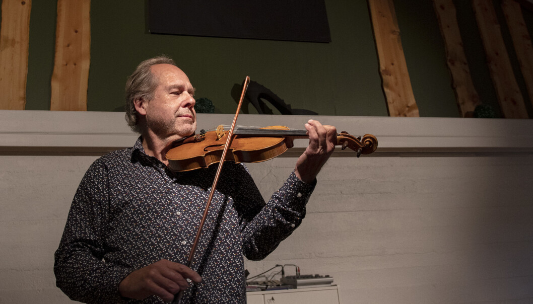 – Det vore härligt att kunna genomföra kammarmusik med piano. Till nästa sommar hoppas jag att finna en bättre begagnad flygel, gärna en mellanstor konsertflygel konstaterar Bengt-Eric Norlén. – Det vore härligt att kunna genomföra kammarmusik med piano. Till nästa sommar hoppas jag att finna en bättre begagnad flygel, gärna en mellanstor konsertflygel konstaterar Bengt-Eric Norlén.