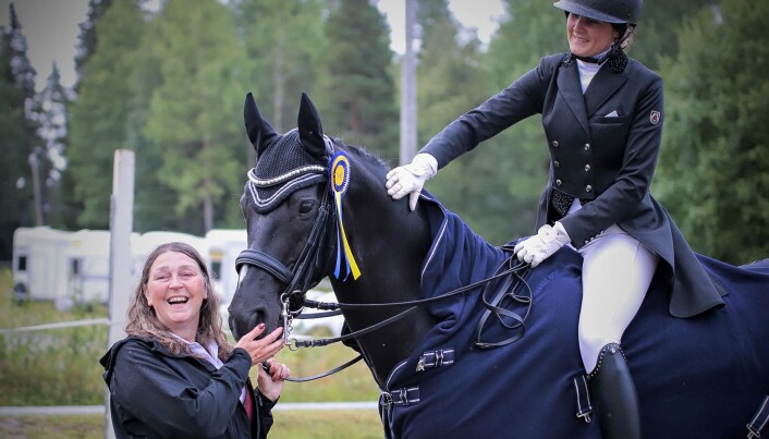 Helena Jensen ägare och uppfödare med sin häst Don Fahrenheit. På hästryggen Felicia Dalborg från Åsbygdens Ryttarförening, trefaldig vinnare i dressyrtävlingarna som anordnades av Strömsunds Ridklubb. Foto: Karin Jönsson Helena Jensen ägare och uppfödare med sin häst Don Fahrenheit. På hästryggen Felicia Dalborg från Åsbygdens Ryttarförening, trefaldig vinnare i dressyrtävlingarna som anordnades av Strömsunds Ridklubb. Foto: Karin Jönsson