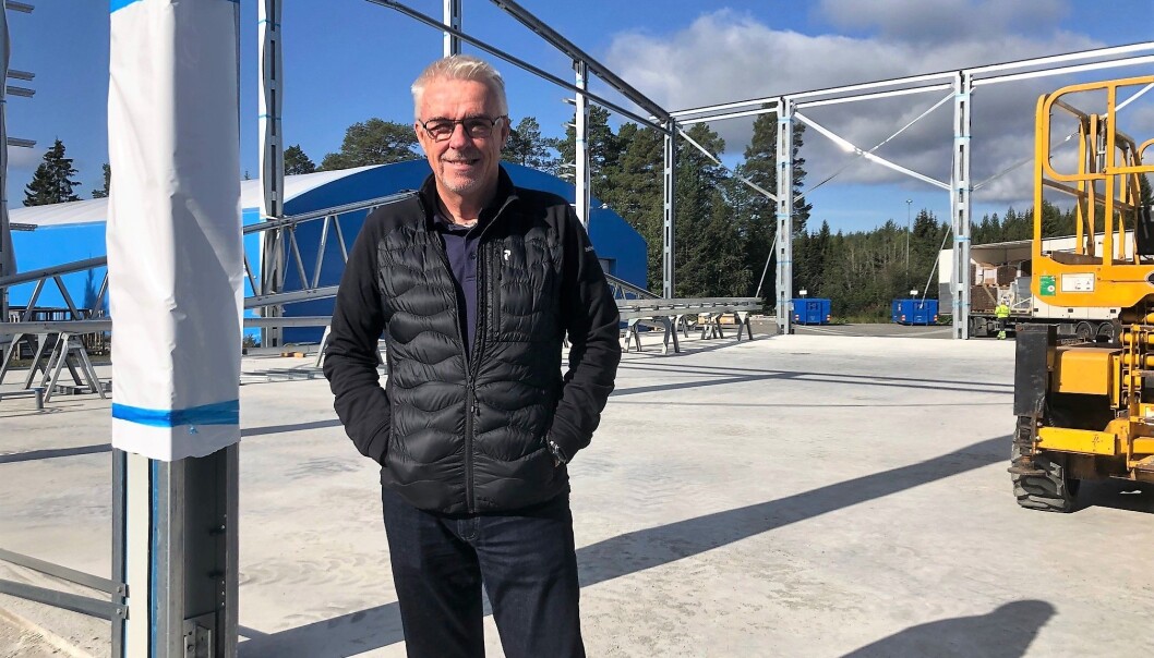 Arbetet med en ny padelhall i Nälden pågår för fullt. I oktober ska den vara klar. Detta tack vare företagaren Nils-Åke Hallströms som tagit initiativet och som finansierar den nya hallen. Arbetet med en ny padelhall i Nälden pågår för fullt. I oktober ska den vara klar. Detta tack vare företagaren Nils-Åke Hallströms som tagit initiativet och som finansierar den nya hallen.