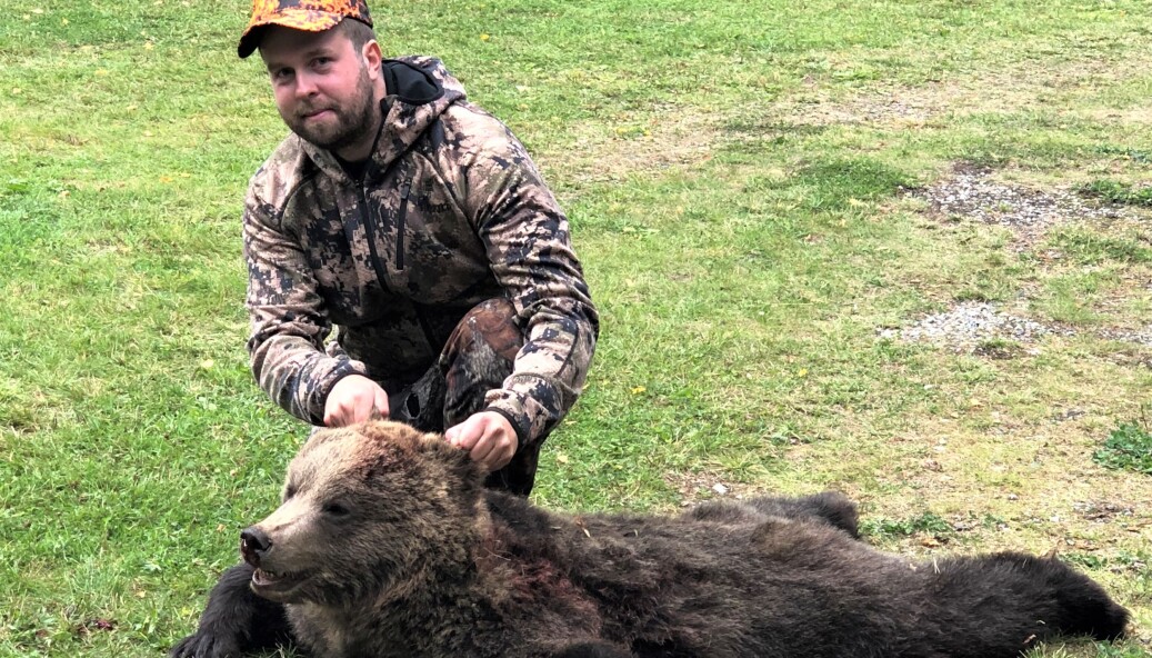 Alexander Andersson med en björnhona på 47 kilo. – Ikväll lär det bli en whisky, säger Alexander som ska göra korv av en del av köttet, en del ska jaktlaget få. Alexander Andersson med en björnhona på 47 kilo. – Ikväll lär det bli en whisky, säger Alexander som ska göra korv av en del av köttet, en del ska jaktlaget få.