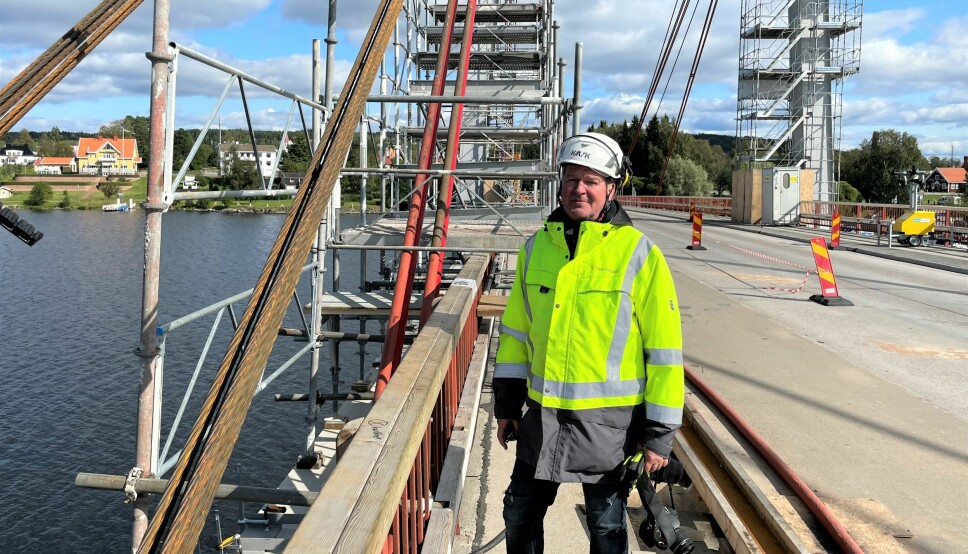 John Löfgren, kontaktperson på Trafikverket, säger att arbetet är oerhört komplicerat och aldrig utfört tidigare på Strömsundsbron. Att bilister försöker ta sig över bron när den är avstängd innebär en säkerhetsrisk och Trafikverket tittar på att sätta upp bommar.