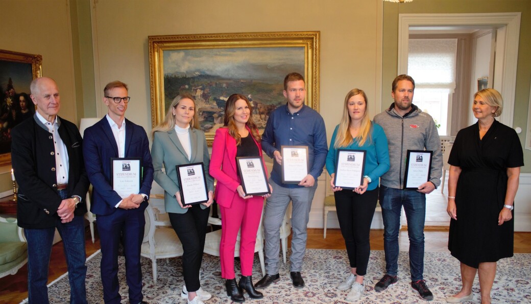 Frän vänster Bob Persson som delade ut diplomen, Lars Eriksson, Emelie Dillner, Petra Ersberg, Magnus Nilsson, Andrea Skott Dahlgren och Johan Öhlén- Längst till höger landshövding Marita Ljung. Frän vänster Bob Persson som delade ut diplomen, Lars Eriksson, Emelie Dillner, Petra Ersberg, Magnus Nilsson, Andrea Skott Dahlgren och Johan Öhlén- Längst till höger landshövding Marita Ljung.