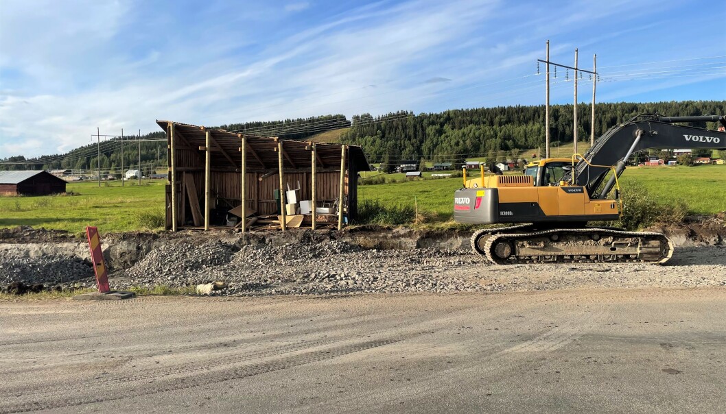 Av ladan som var 7x8 meter finns ungefär en fjärdedel kvar. Fastighetsägaren Lars Jensen tyckte att ersättningen på 15 000 kronor var för låg. Trafikverket såg ingen annan utväg än att riva Lars lada, men han ville ha kvar den del som stod på den mark som Trafikverket inte behövde. Av ladan som var 7x8 meter finns ungefär en fjärdedel kvar. Fastighetsägaren Lars Jensen tyckte att ersättningen på 15 000 kronor var för låg. Trafikverket såg ingen annan utväg än att riva Lars lada, men han ville ha kvar den del som stod på den mark som Trafikverket inte behövde.