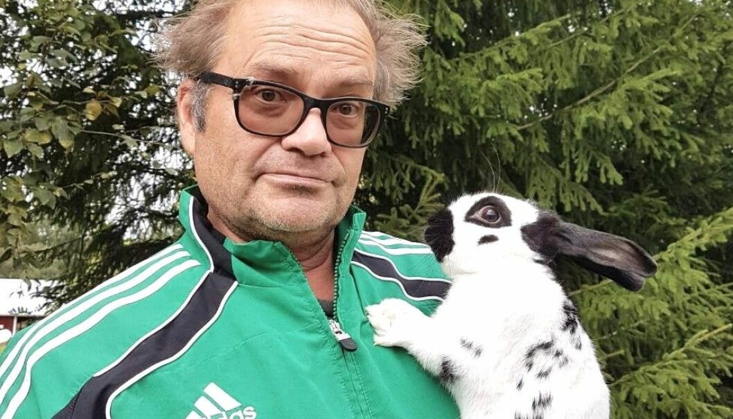 Kaninuppfödaren Hanz Johansson anklagar Länsstyrelsen för maktmissbruk efter tio års tid av upprepade inspektioner.
